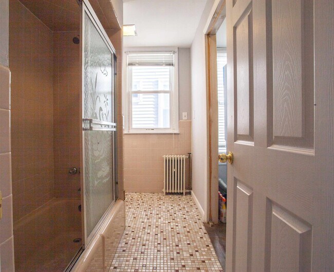 Building Photo - 18 Howard Pl
