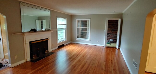 Building Photo - Large brick home, 3 fireplaces, Raytown sc...