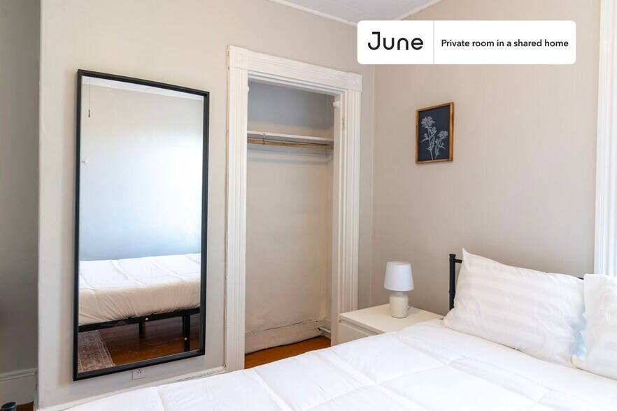 Building Photo - Room in Shared 4 bed/1 bath home