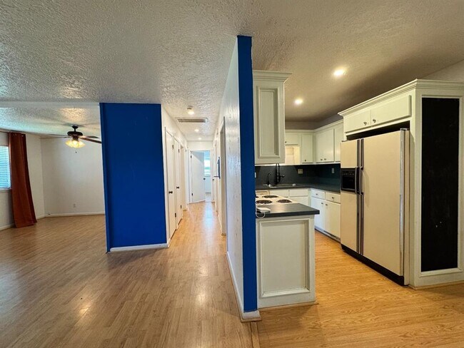 Building Photo - 1622 Denison Dr