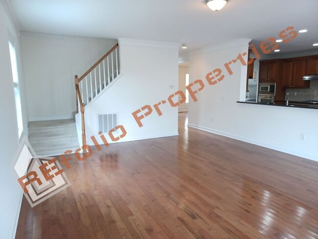 Building Photo - Lovely 5 Bedroom 4 Bathroom Single Family ...