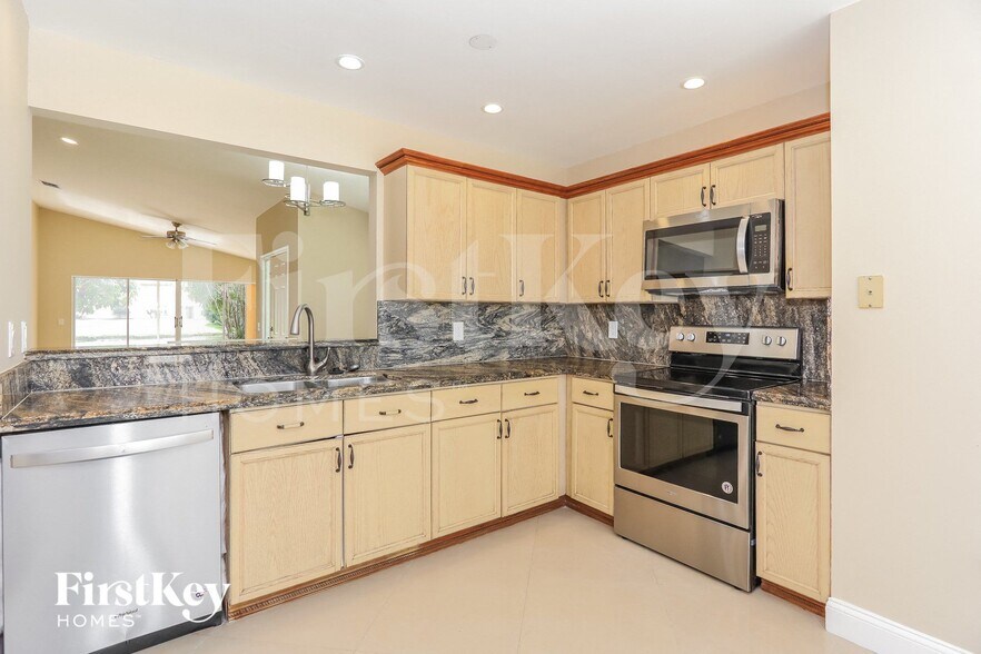 Building Photo - 6193 Lansdowne Cir