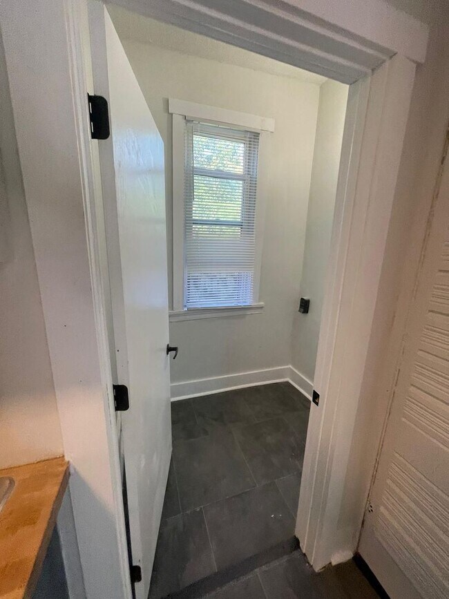 Building Photo - Your Ideal Living Space!