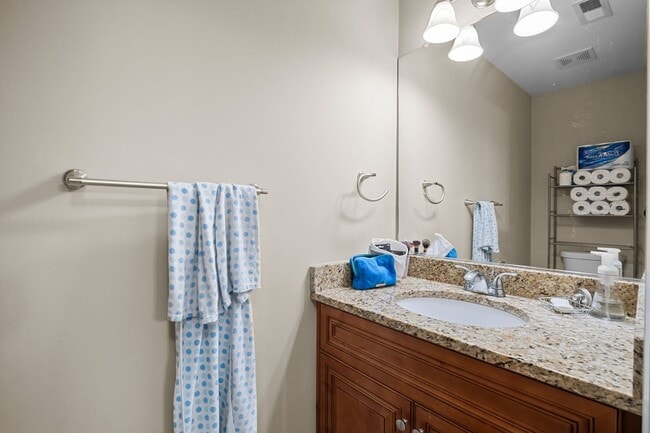 Building Photo - Beautifully Updated 4-Bedroom Home in Norf...