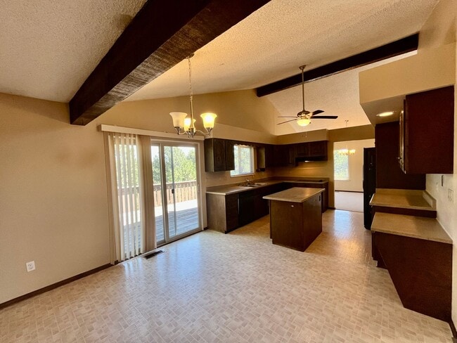 Building Photo - 4 Bedroom Bi Level Home in Rockrimmon