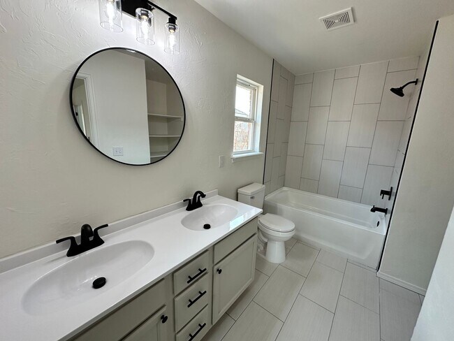 Building Photo - Beautiful 3bed/2bath House Available Near Tinker and Oklahoma Heart Hospital!