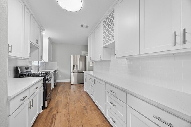 Building Photo - 3916 Kennon St