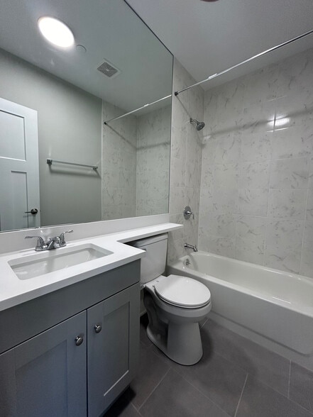 Building Photo - 1131 Oak Ave