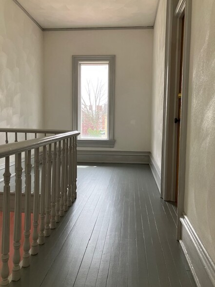 Unit landing - 916 N Church St