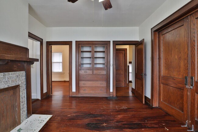 Building Photo - Awesome House for your Large Group - HUGE HOUSE with 3 Floors - 3 Kitchens, 3 Bathrooms, Awesome ...