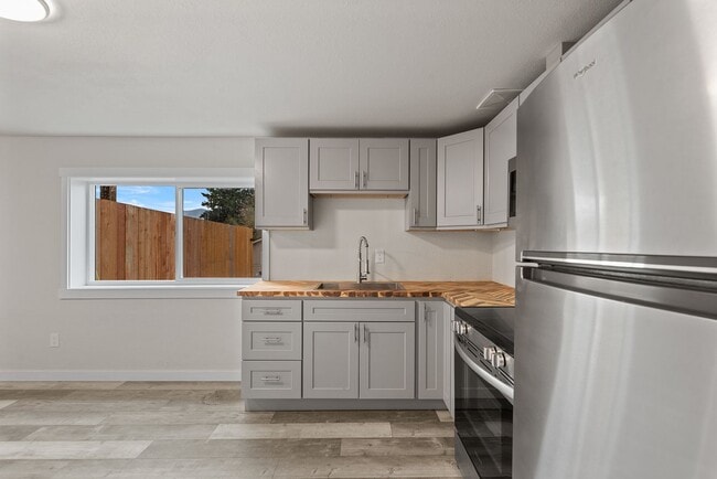 Building Photo - 460 N James Ave