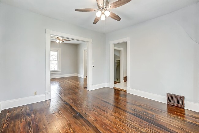 Building Photo - Two Bedroom in Dayton!