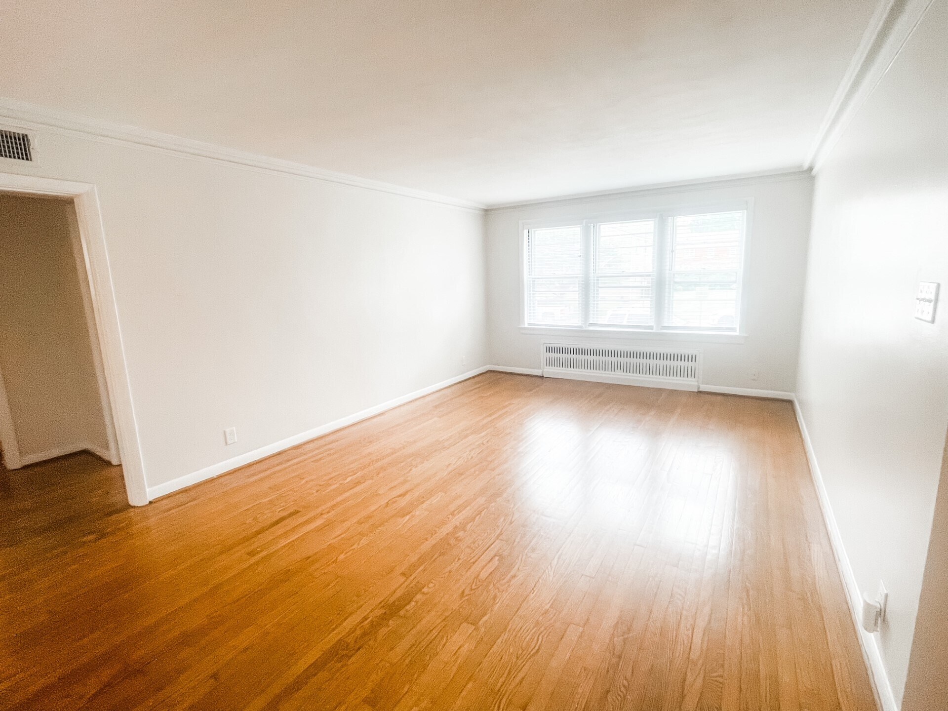 Large living room - 8150 Whitburn Dr