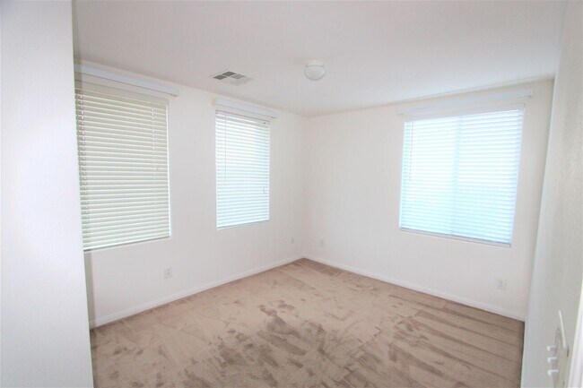 Building Photo - Well maintained home with open floorplan i...