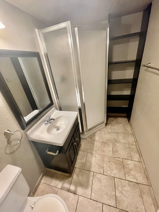 Building Photo - 3 bedroom 2 bathroom house