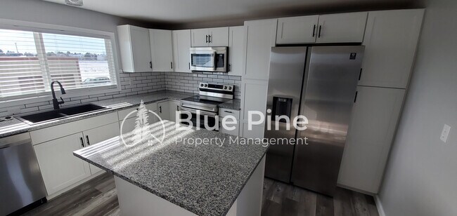 Building Photo - 2348 Stace St