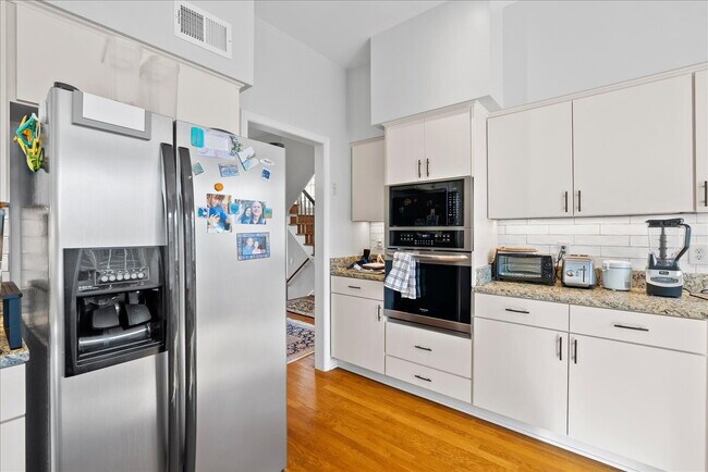 Building Photo - Beautiful End-Unit Townhome with Spacious Interior and Outdoor Living