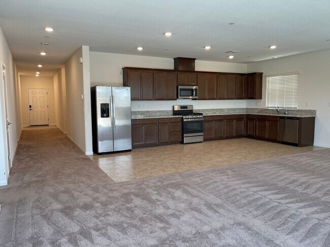 Building Photo - Large Clean Executive 4 Bedroom, 2.5 Bathroom, 2000 Sqft. Home for Lease