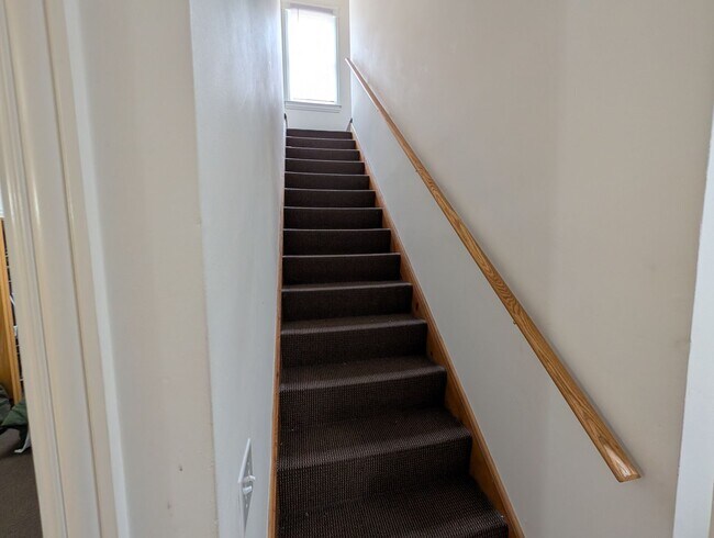 Building Photo - Rarely on the Market! Luxury 4-Bed/3-Bath Duplex in Lincoln Park