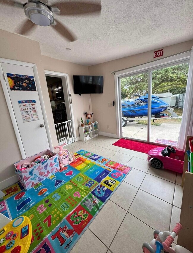 Building Photo - 748 Altura St