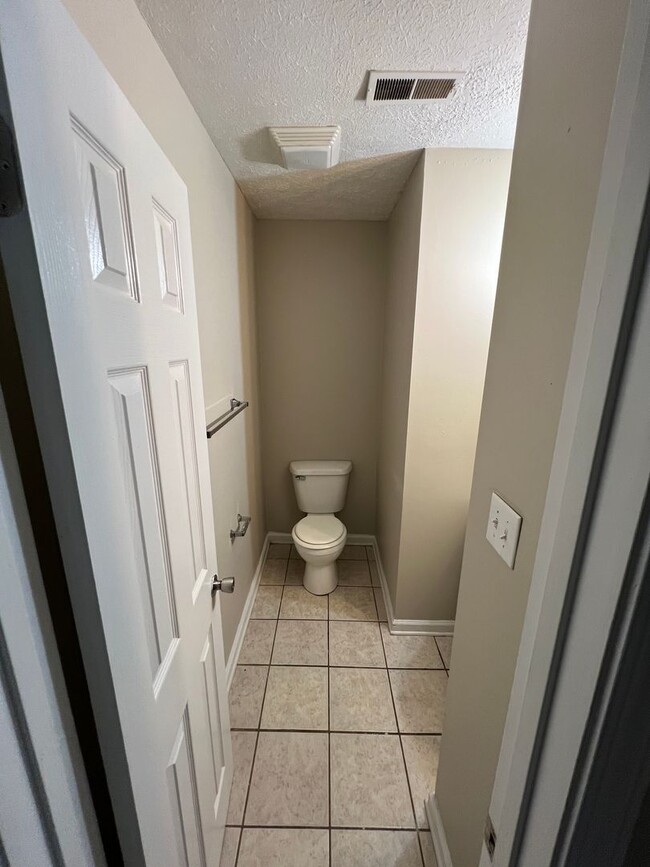 Building Photo - Spacious 3 bedroom 2.5 bath home.