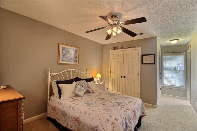 Building Photo - 2345 Linkenholt Dr