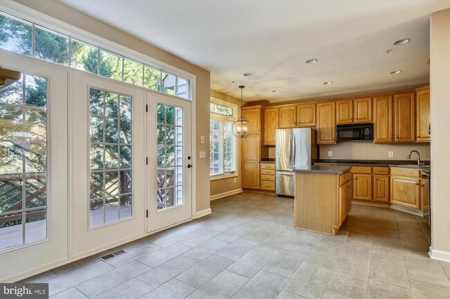 Building Photo - 707 Hawkins Way