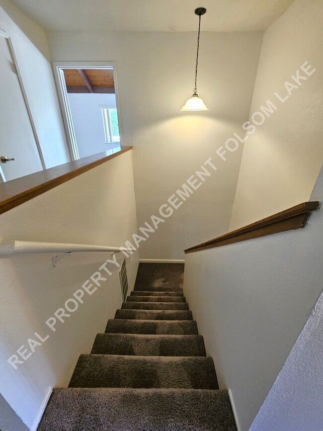 Building Photo - Spacious 3 bedroom 2.5 bath in South Davis