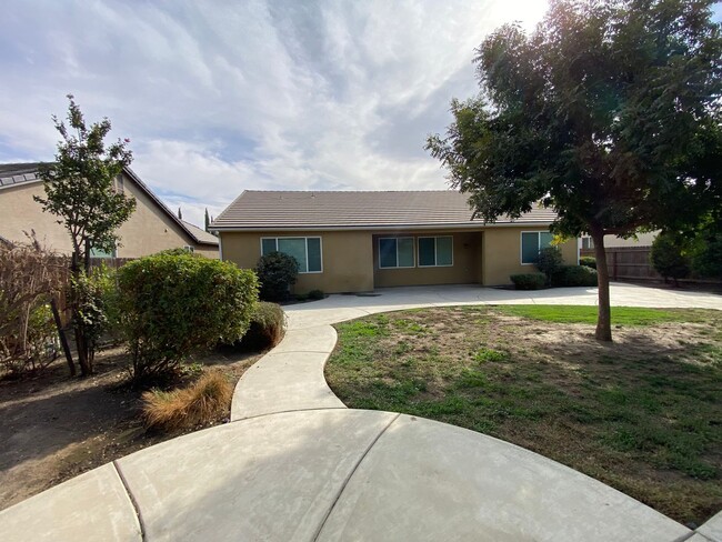 Building Photo - NW Visalia Home Available now, October SPE...