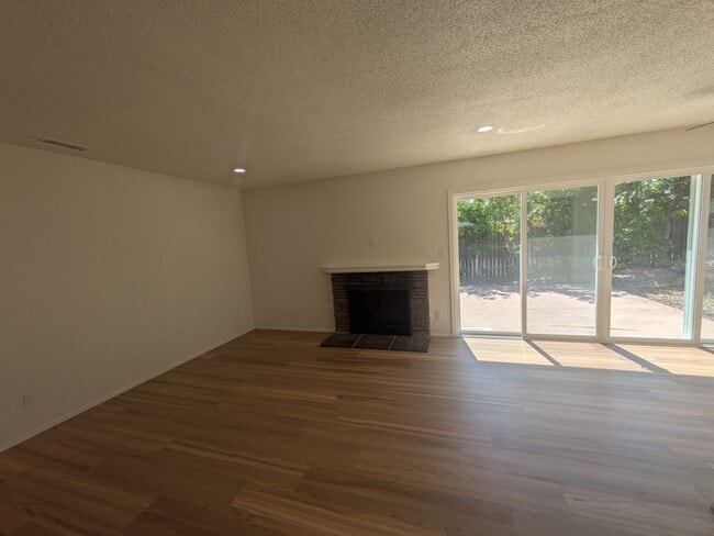 Building Photo - $$$$$$500 MOVE IN BONUS!!!!Freshly Remodel...