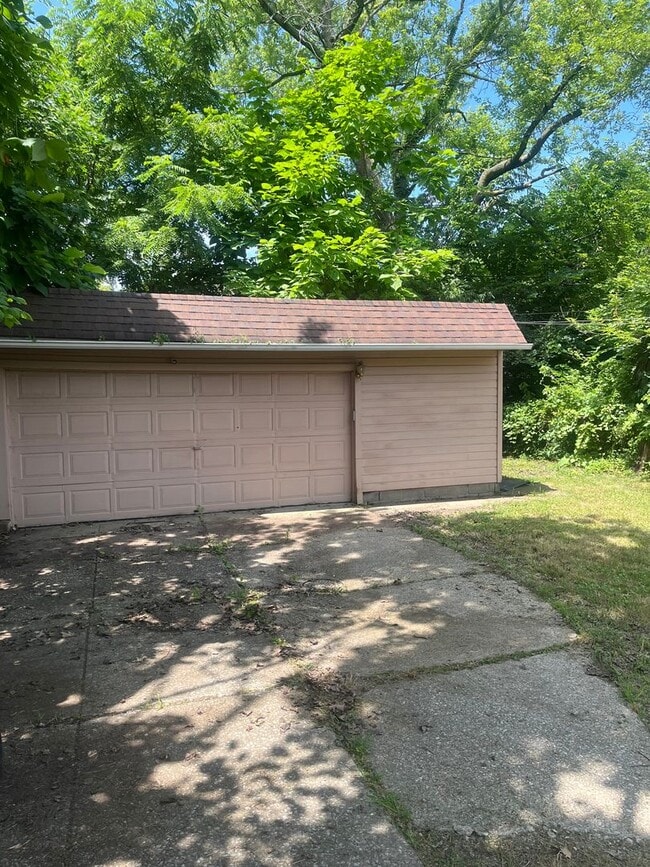 Building Photo - SECTION 8 and EDEN ACCEPTED!! Spacious New...