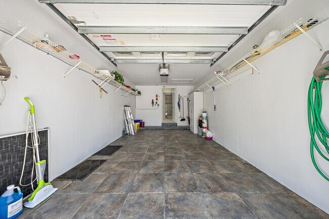 Building Photo - 120 Legendary Cir
