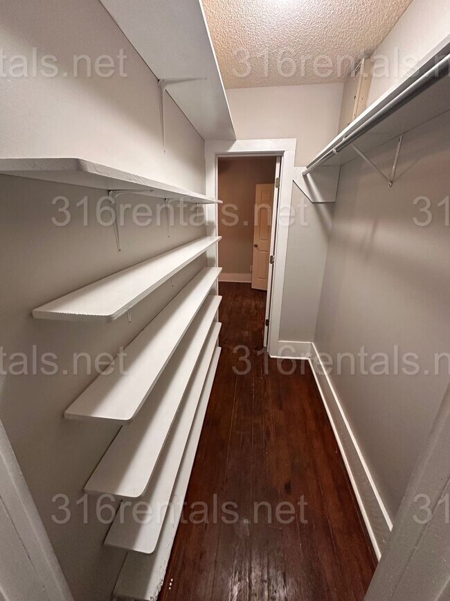 Building Photo - $850 - 2 bedroom/ 1 bathroom - Single Fami...
