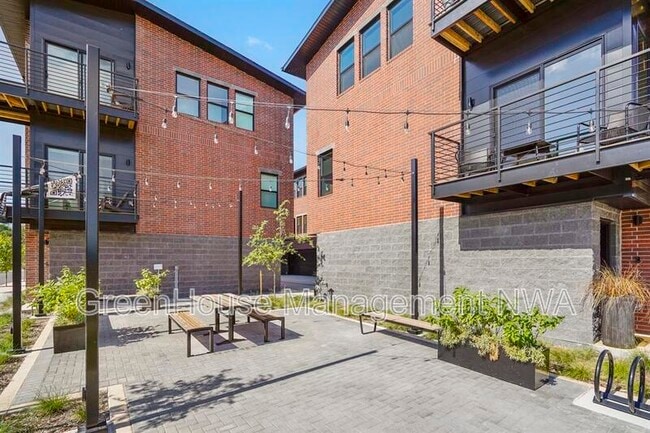 Building Photo - 627 SW C St