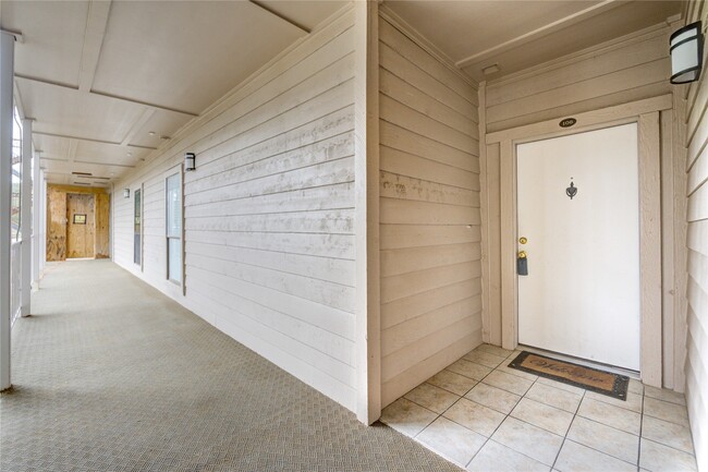 Building Photo - 401 Lakeside Ln