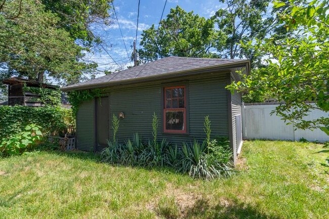 Building Photo - Near Northwest Neighborhood in South Bend 4 bedroom Craftsman style 2-story