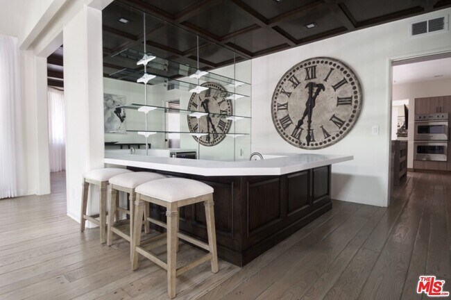 Building Photo - 1121 N Beverly Dr