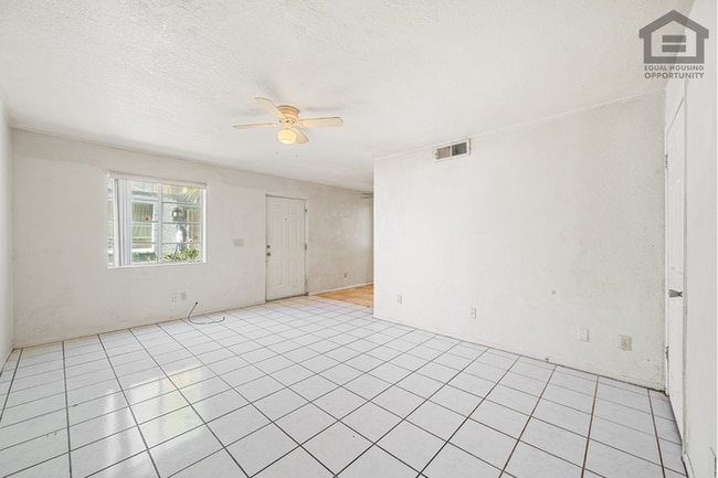 Building Photo - 2Bed/1.5Bath Ground Floor Townhouse at Glendale Ave/27th Ave! Ready for Immediate Move-In! -- GAR...