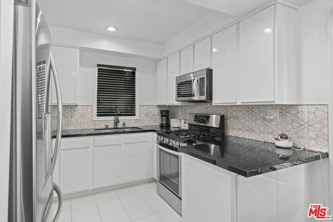 Building Photo - 11646 Chenault St