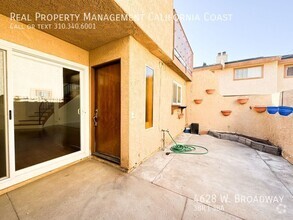 Building Photo - Charming 3 bedroom 2.5 bath townhouse