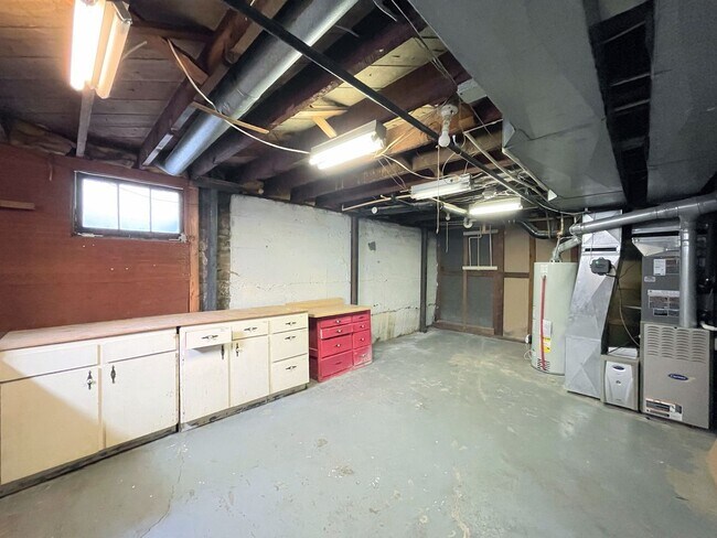 Building Photo - Spacious 3 bedroom home with finished base...