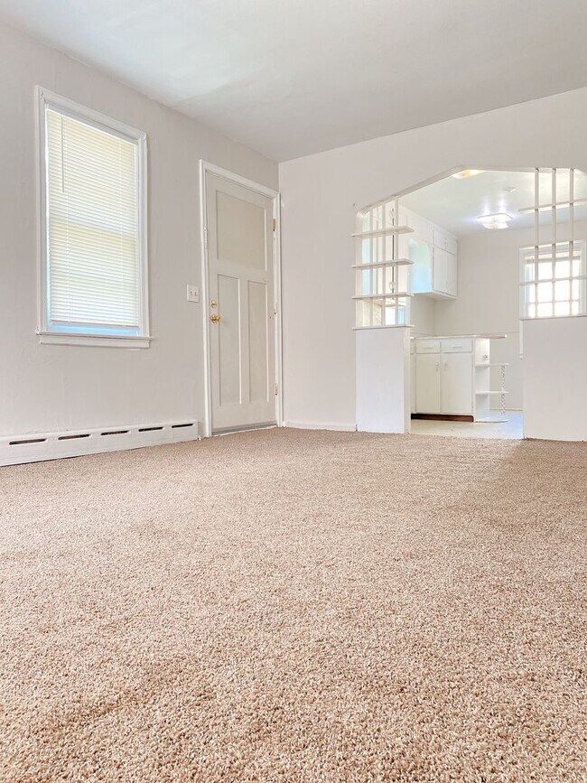 Building Photo - Cozy 4 bed 1.5 bath with a detached garage