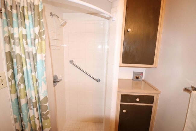 Building Photo - 3 Bedroom 2 Bathroom