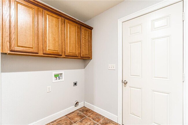 Building Photo - 802 Baker St NW