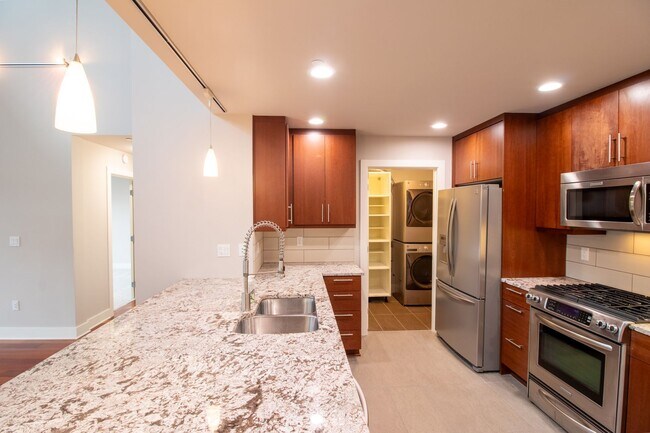 Building Photo - 2Bd/2Ba Mercer Island Condo