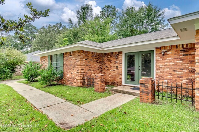 Building Photo - 9 Treeway Dr