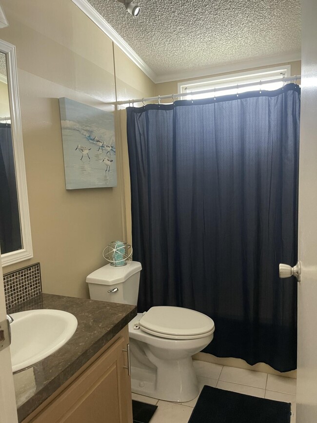 Building Photo - 817 Sunglow St