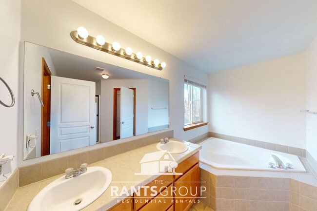 Building Photo - Spacious Pet-Free 4+ Bedroom Home in Lacey!