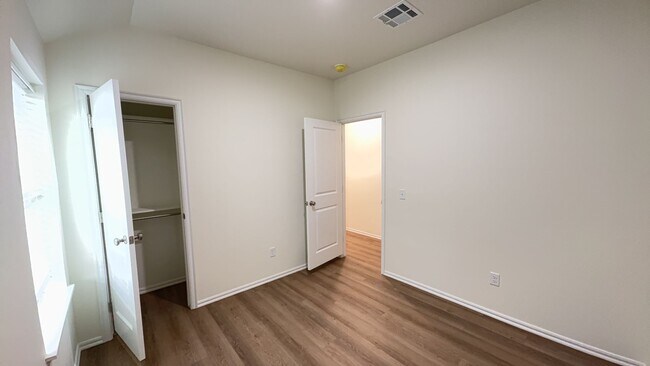 Building Photo - 3 Bedroom 2 Bath 2 Car Garage Duplex in Gr...