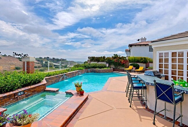 Building Photo - 6 South Peak